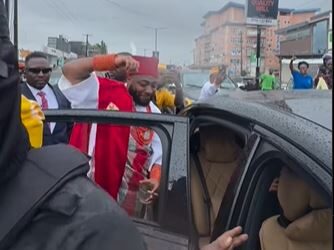 Davido Stops by the Road in His Maybach Virgil Abloh on His Way to the Wedding Venue and Greets His Fans