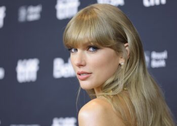 “Taylor Swift Makes History: First Female Artist to Hit 100 Billion Streams on Spotify!”